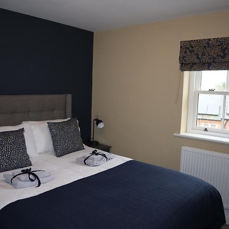 Canal View Cottage With Log Fire & Parking Blisworth ภายนอก รูปภาพ