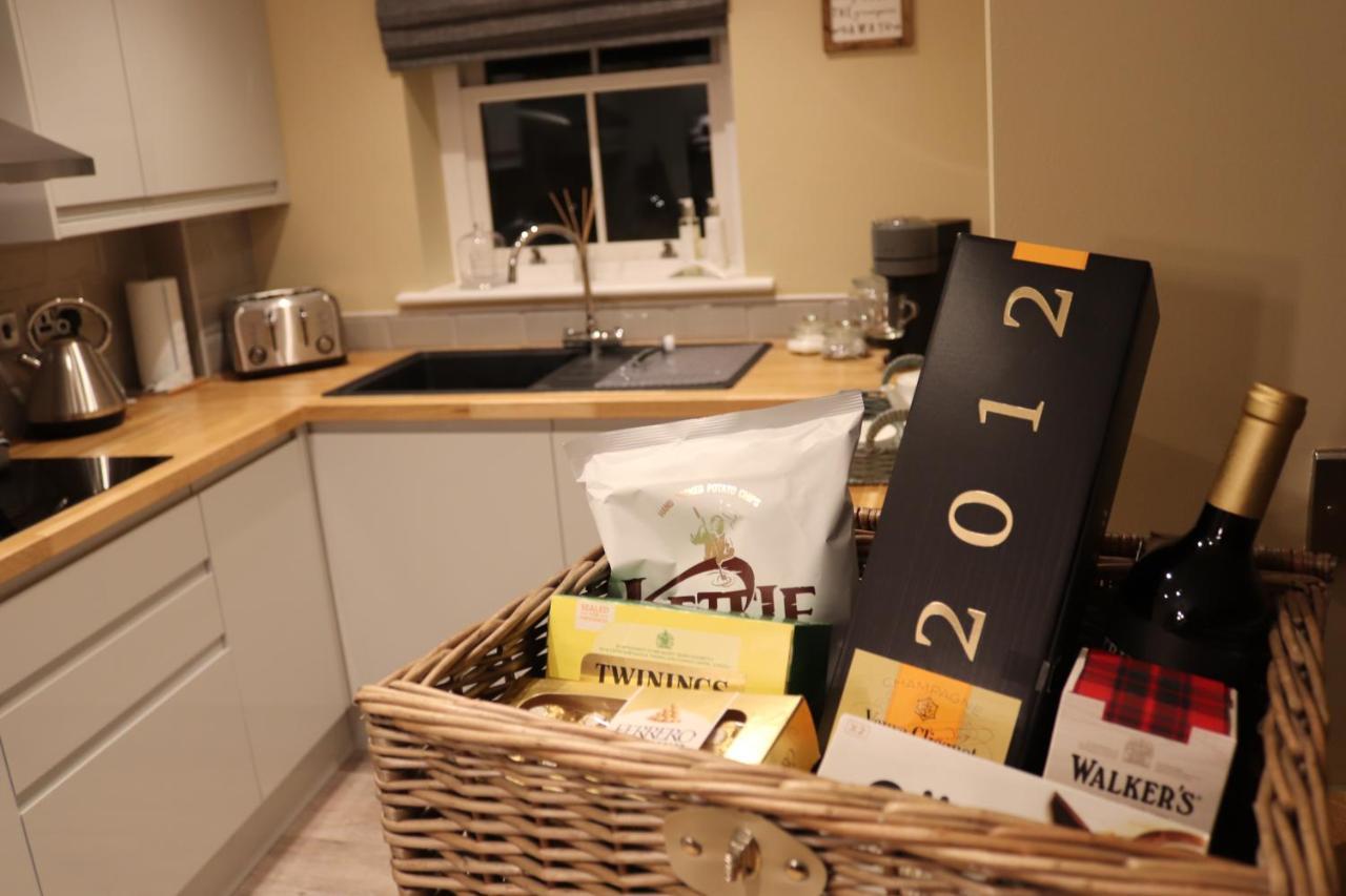 Canal View Cottage With Log Fire & Parking Blisworth ภายนอก รูปภาพ