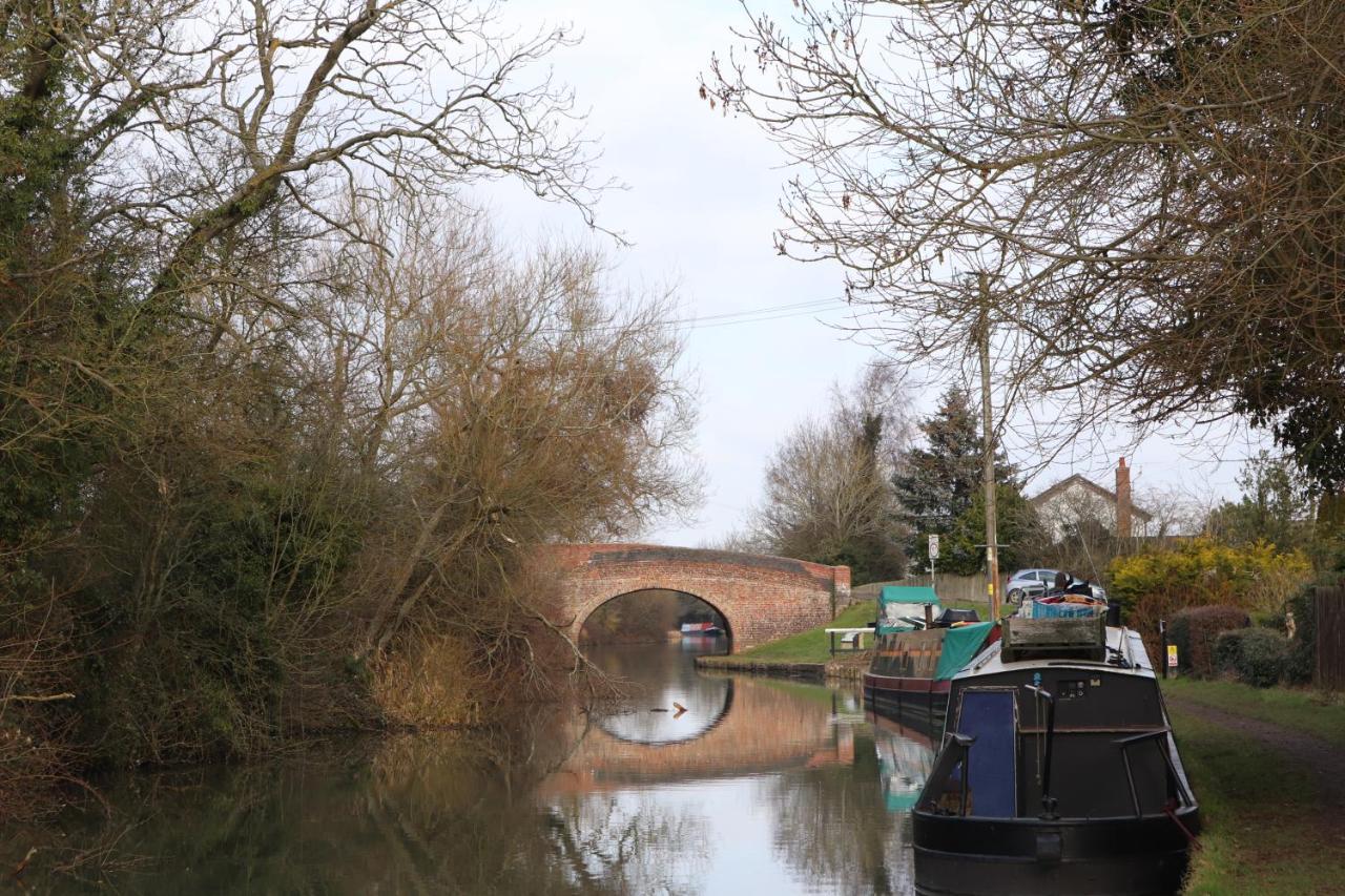 Canal View Cottage With Log Fire & Parking Blisworth ภายนอก รูปภาพ