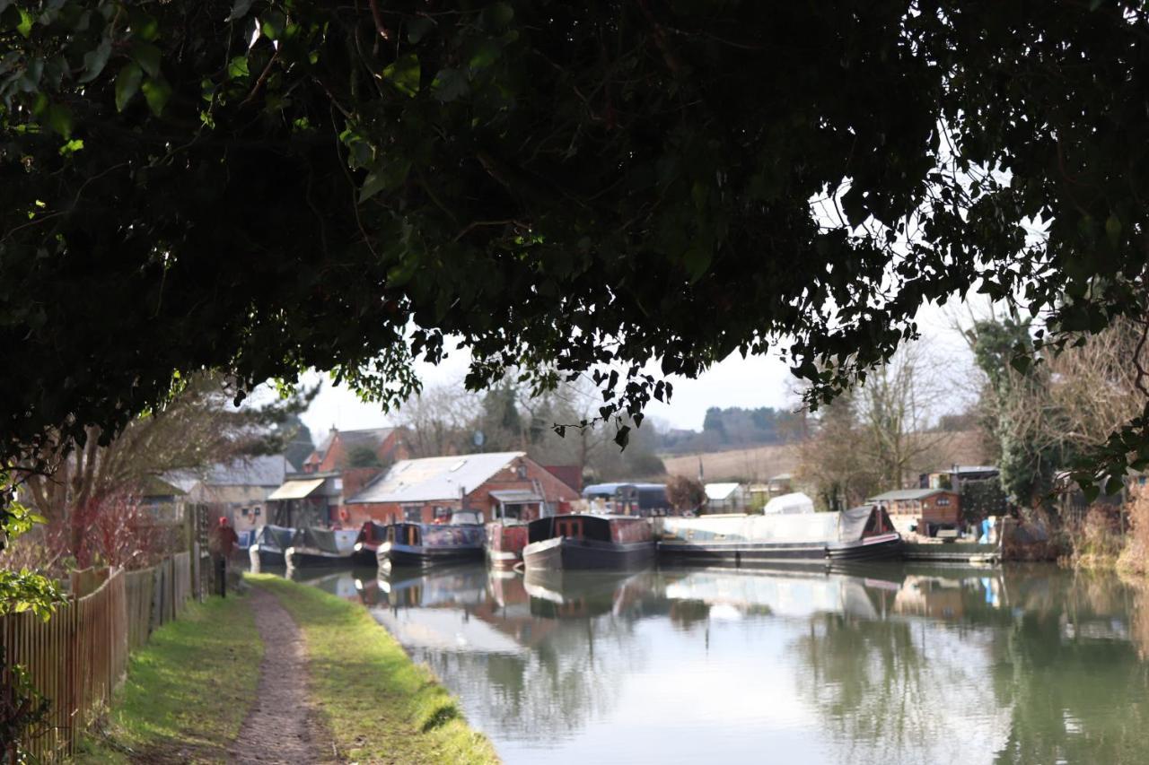 Canal View Cottage With Log Fire & Parking Blisworth ภายนอก รูปภาพ