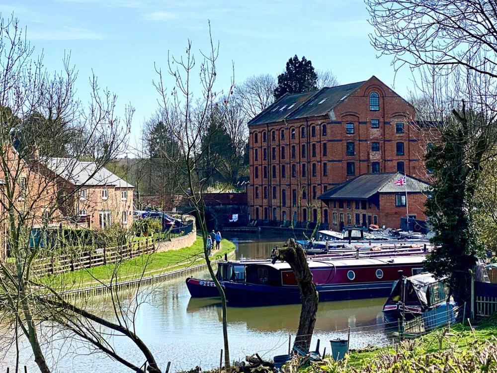 Canal View Cottage With Log Fire & Parking Blisworth ภายนอก รูปภาพ